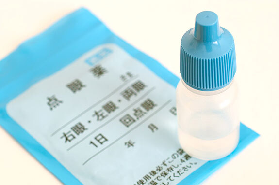 写真：目薬イメージ